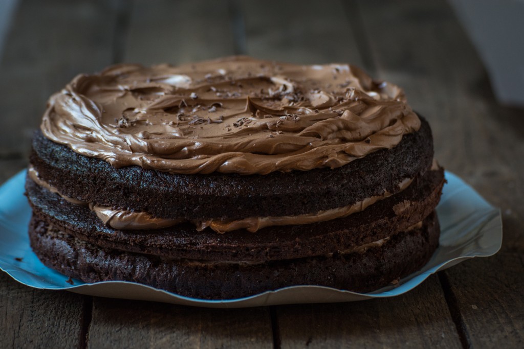 Buttercream-meringue chocolate cake
