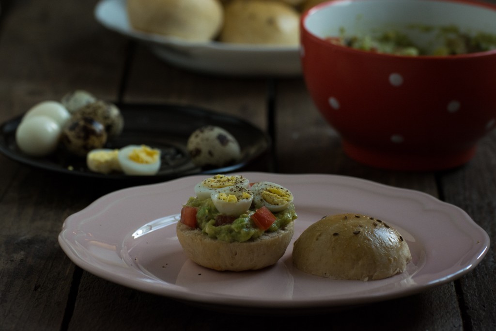 Dinner role & guacamole