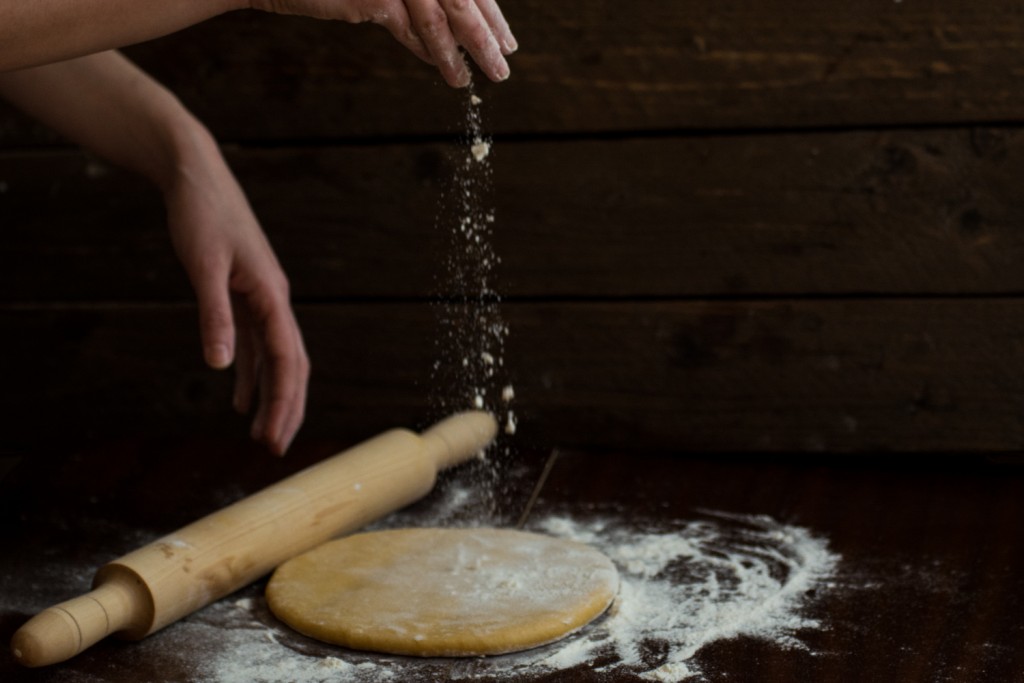 Sprinking dough with flour