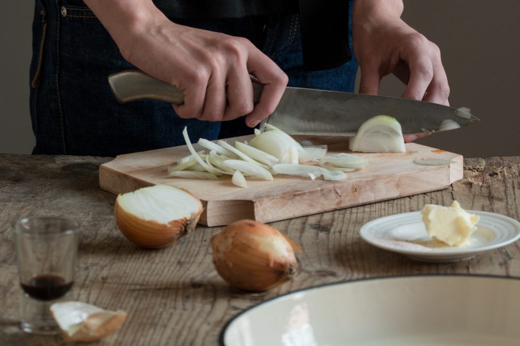 Slicing onion