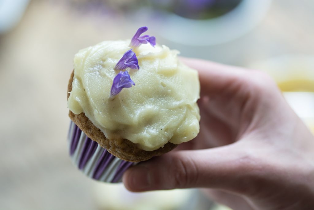 Strawberry muffin & honey frosting