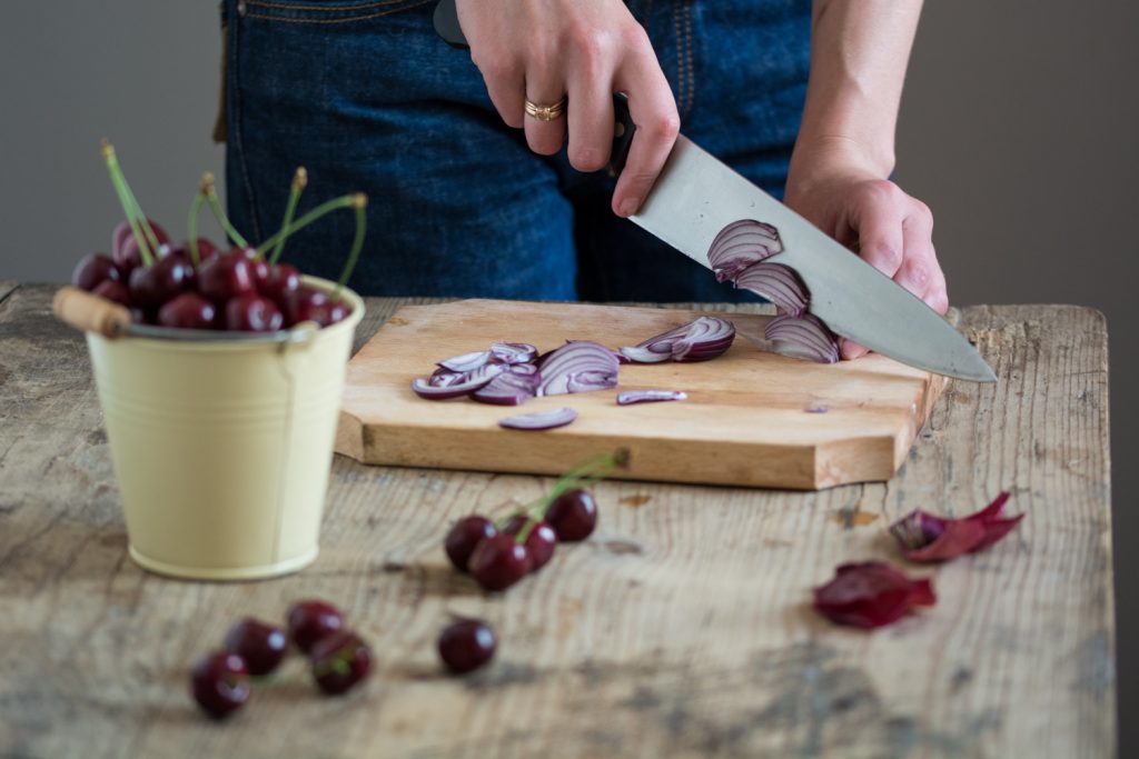 Slicing onion